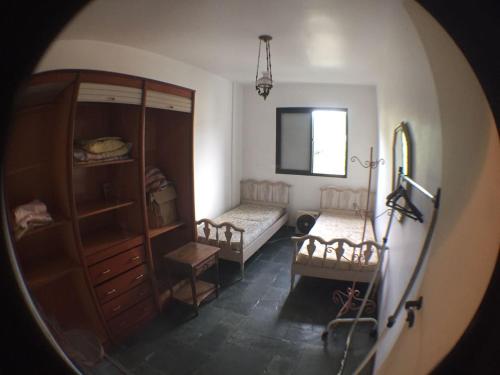 瓜鲁雅Edificio Namberuã的带两张床和镜子的卧室