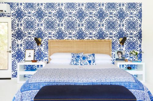 棕榈泉棕榈泉假日之家酒店的一间卧室配有蓝色和白色壁纸的床