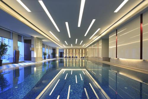 西宁西宁富力万达文华酒店的一座带天花板的建筑中的游泳池