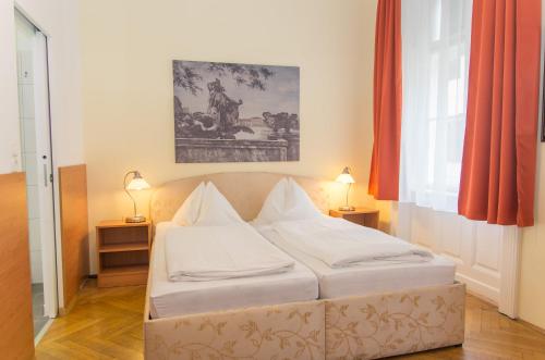 维也纳雷勒豪斯公寓的一间卧室配有白色床单