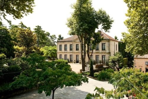 卡尔卡松Domaine d'Auriac - Relais & Châteaux的一座带花园的古老房子