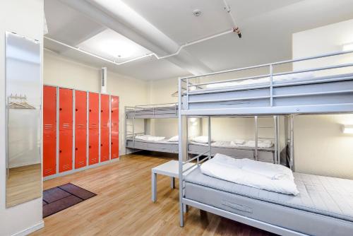 斯德哥尔摩城市旅舍的宿舍间配有双层床。