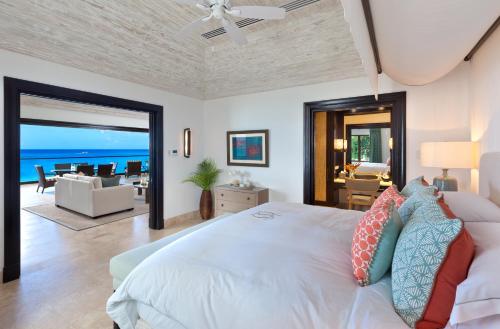 圣詹姆斯The Sandpiper的一间卧室设有一张床,享有海景