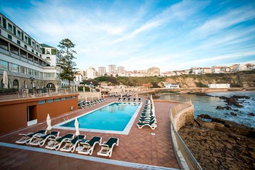 埃里塞拉埃里塞拉嘉乐酒店的一个带躺椅的游泳池和一间酒店