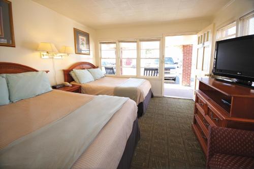 大洋城海洋汽车旅馆 的酒店客房设有两张床和一台平面电视。