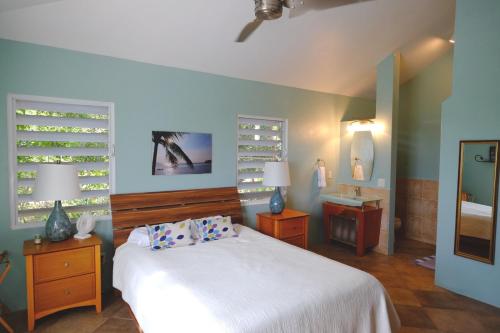 Colonia Puerto RealOreanda的卧室配有白色的床和水槽
