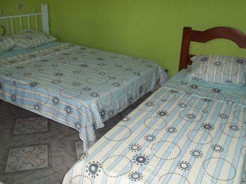 卡罗莱纳Pousada Del Rio (Santa Rita De Cassia)的卧室内两张并排的床