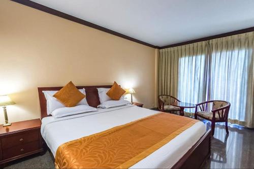 KāndūrSerene Sriperumbudur的一间设有大床和窗户的酒店客房