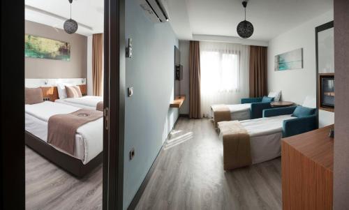 伊兹密尔布卡公寓酒店的酒店客房带两张床和一个客厅