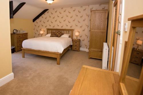 WassThe Stapylton Arms的一间卧室配有床和2个床头柜