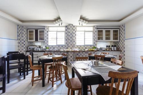 若昂佩索阿Hotel Brisa do Mar Tambaú的厨房以及带桌椅的用餐室。