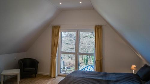 阿尔斯多夫博泰酒店的一间卧室设有一张床和一个大窗户