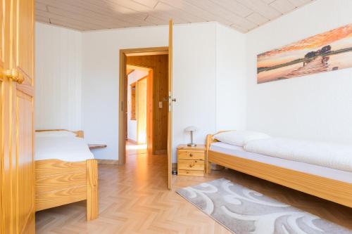耶拿Apartments Ilmtal-Jena的一间卧室配有两张床和镜子