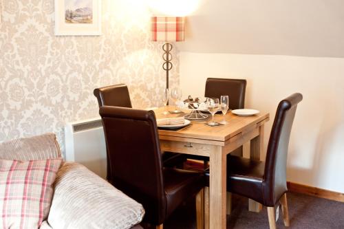 卡布里奇Strathspey Cottage的餐桌、椅子和台灯
