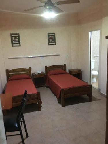 布宜诺斯艾利斯艾尔博特诺酒店的一间卧室,配有两张床