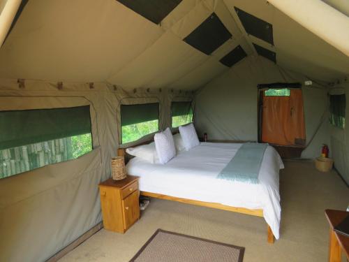 Woodbury Tented Camp – Amakhala Game Reserve客房内的一张或多张床位