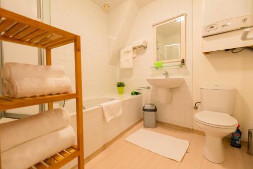 伊普尔Queen Astrid的浴室配有卫生间、浴缸和水槽。