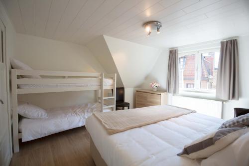 伊普尔Queen Astrid的一间卧室设有两张双层床和一扇窗户。