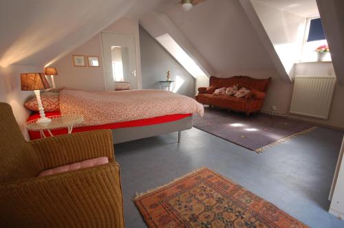 托尔恩赫特莫林纳舒公寓的阁楼卧室配有1张床和1张沙发