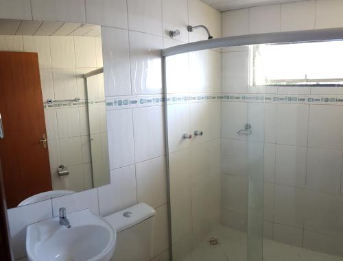 萨尔瓦多保萨达索拉里斯旅馆的一间带水槽和玻璃淋浴的浴室