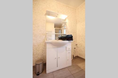 图尔托兰格尔庄园度假屋的浴室设有白色水槽和镜子