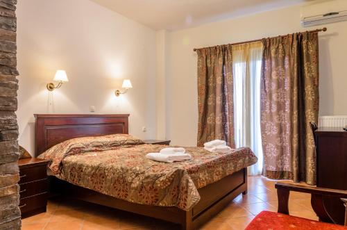 卡托劳塔翁雅典娜酒店的一间卧室设有一张床和一个窗口