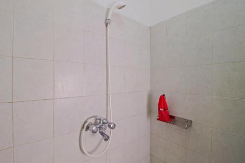 雅加达红门旅馆 @ 拉迪奥达拉姆的浴室里装有红色的淋浴