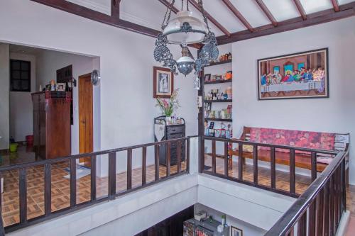 雅加达红门旅馆 @ 拉迪奥达拉姆的一间带楼梯和吊灯的客厅