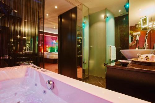 萨沃伊酒店的一间浴室