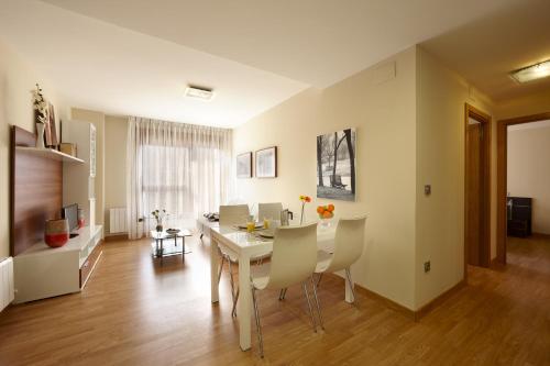 毕尔巴鄂阿特苏里区毕尔巴鄂公寓式酒店的一间配备有白色桌椅的用餐室