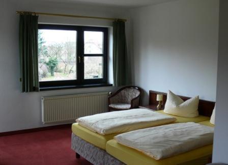 莫里茨堡莫里茨堡乡间别墅酒店的带窗户的客房内设有两张单人床。