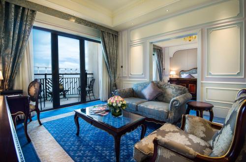 澳门澳门励宫酒店的客厅配有沙发和桌子