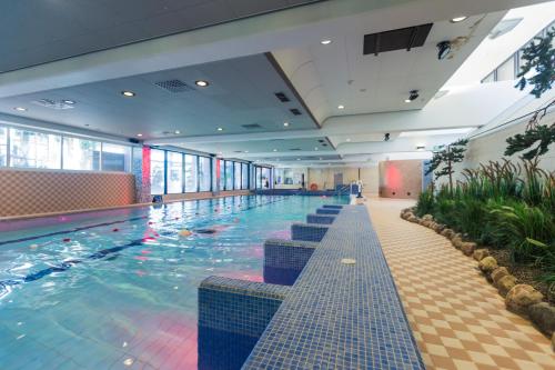 伊马特拉依玛卡布拉芬兰地亚水疗酒店的大型建筑中的大型游泳池