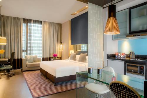 安曼阿尔占罗塔纳酒店的酒店客房设有床和客厅。