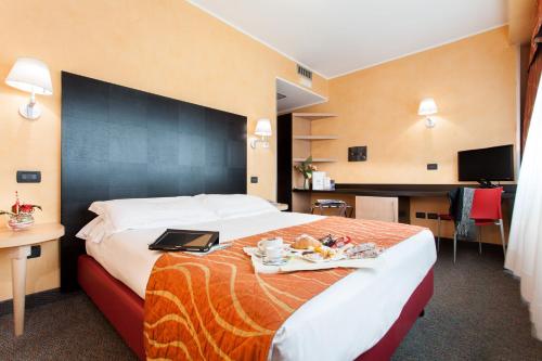 伦德马约拉纳酒店的一间酒店客房,配有一张床铺,上面放着一个食物托盘