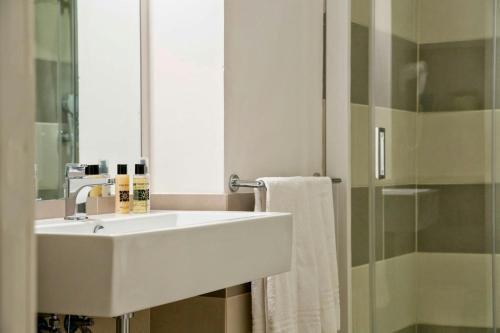 加利波利Domus Dejana的浴室设有白色水槽和镜子
