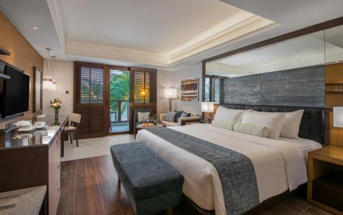 长滩岛赫纳恩尊贵海滩度假酒店的一间带大床的卧室和一间客厅