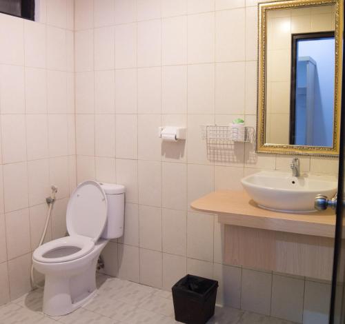 库塔水仙花海滩度假酒店的一间带卫生间和水槽的浴室
