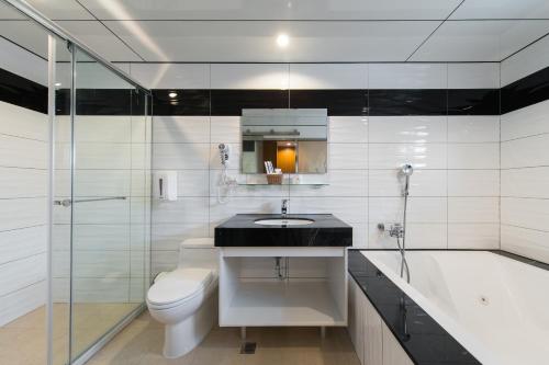 台北名爵汽车旅馆的浴室配有盥洗盆、卫生间和浴缸。