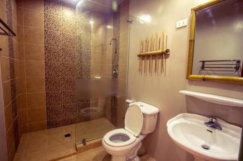 长滩岛绿洲度假酒店的带淋浴、卫生间和盥洗盆的浴室