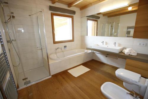 纳图尔诺Innerunterstellhof的带淋浴、盥洗盆和浴缸的浴室
