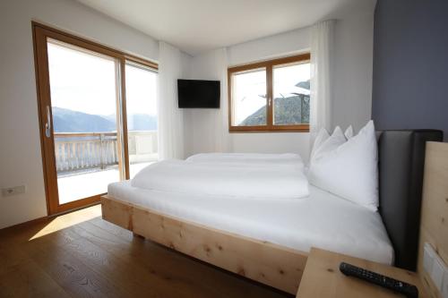 纳图尔诺Innerunterstellhof的卧室设有一张白色大床和一扇窗户。