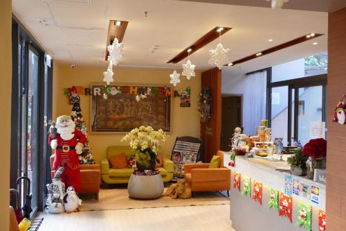 香港海景度假乐园的墙上装饰着圣诞装饰的商店