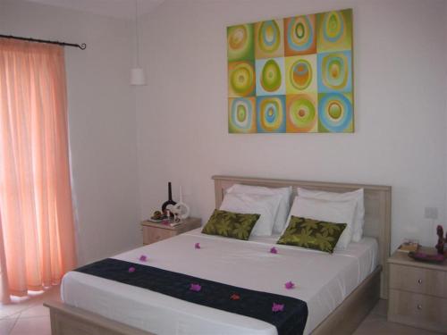 格兰高伯Villa Pupunu 1的卧室配有一张带两个枕头的大白色床