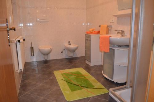 马莱斯韦诺斯塔Wastlhof的一间带水槽和卫生间的浴室