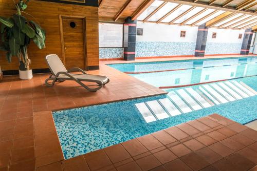 兹内特耶Kopala Tskneti Hotel的游泳池旁设有椅子