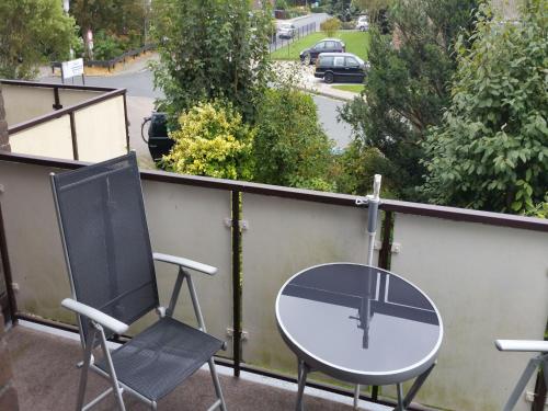霍鲁梅尔希尔Gästehaus Vogel的阳台配有一张桌子和两把椅子