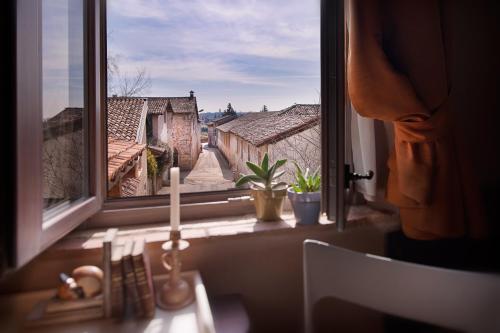 加瓦尔多坎比别墅精品住宿加早餐旅馆的蜡烛坐在窗台上,享有美景
