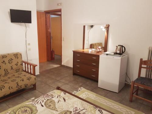 卡兰巴卡索菲亚客栈的客厅配有椅子、梳妆台和冰箱