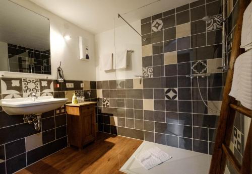 贝西格海姆Apartment Bleibe的一间带水槽和淋浴的浴室